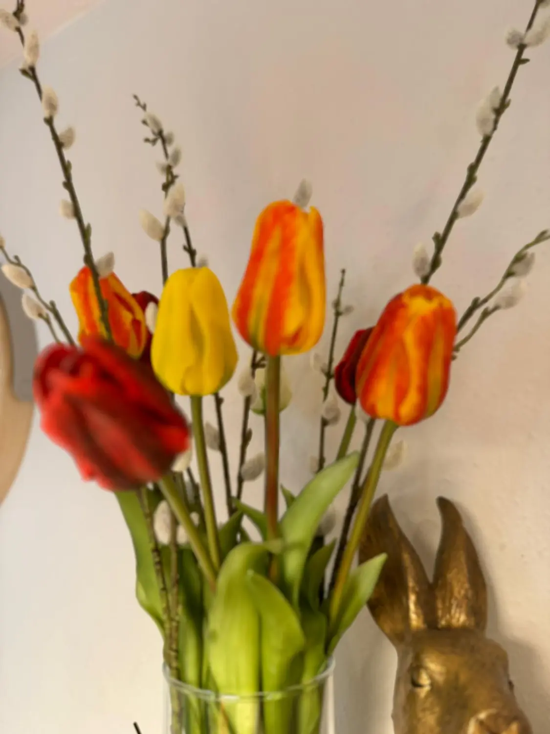 Ergotherapie Altstadt Spandau, Blumen in Vase und goldene Farbe Hase Dekoration