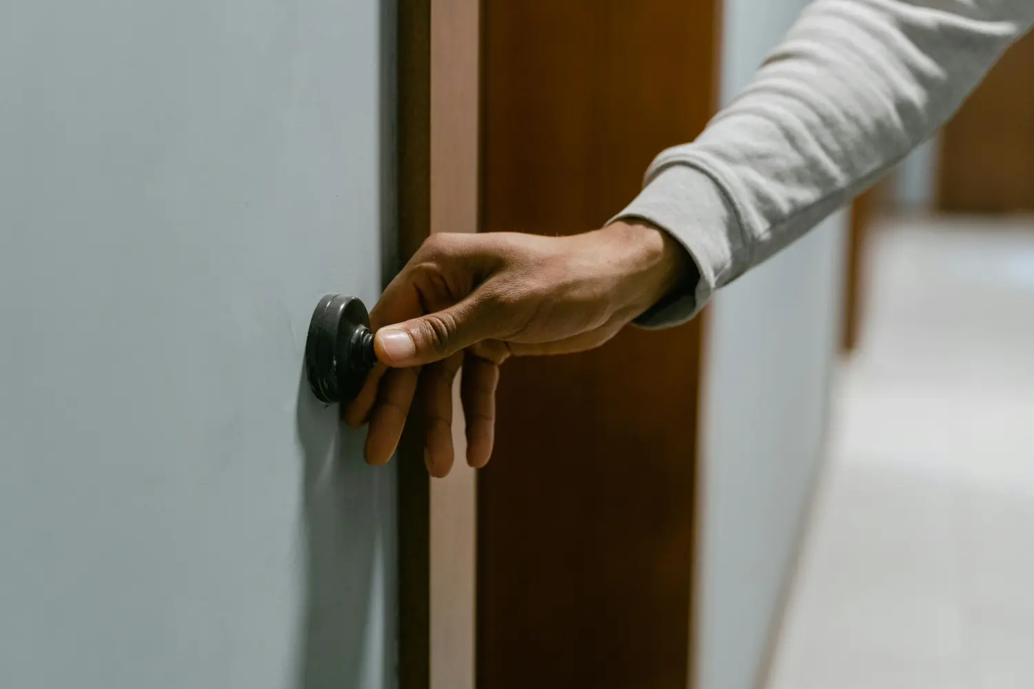 Ergotherapie Altstadt Spandau, eine Person drückt den Knopf an der Wand