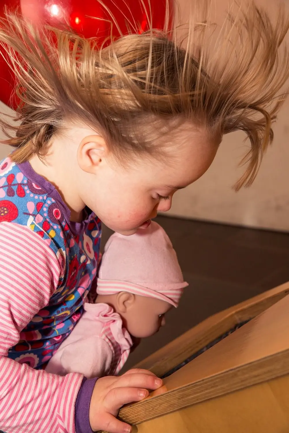Ergotherapie Altstadt Spandau, ein kleines Mädchen mit einer Spielzeugpuppe