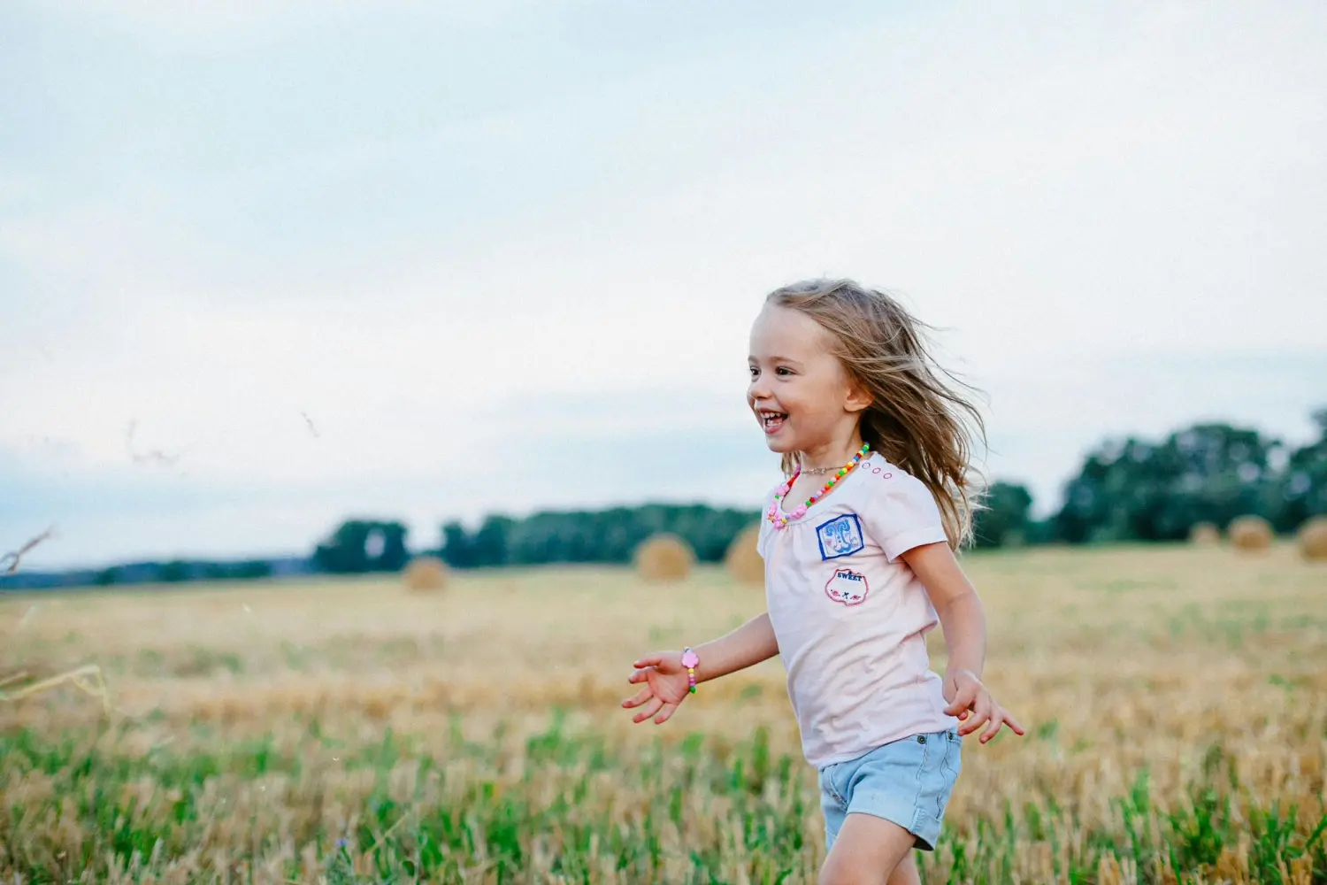 Ergotherapie Altstadt Spandau, ein kleines Mädchen rennt im freien Feld