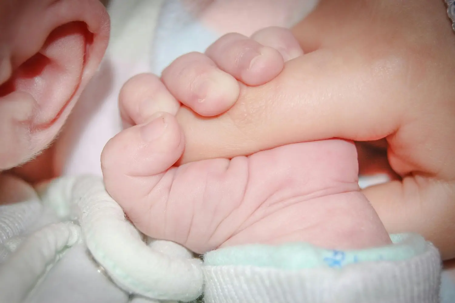 Ergotherapie Altstadt Spandau, die Hand des Babys hält den Finger der Mutter