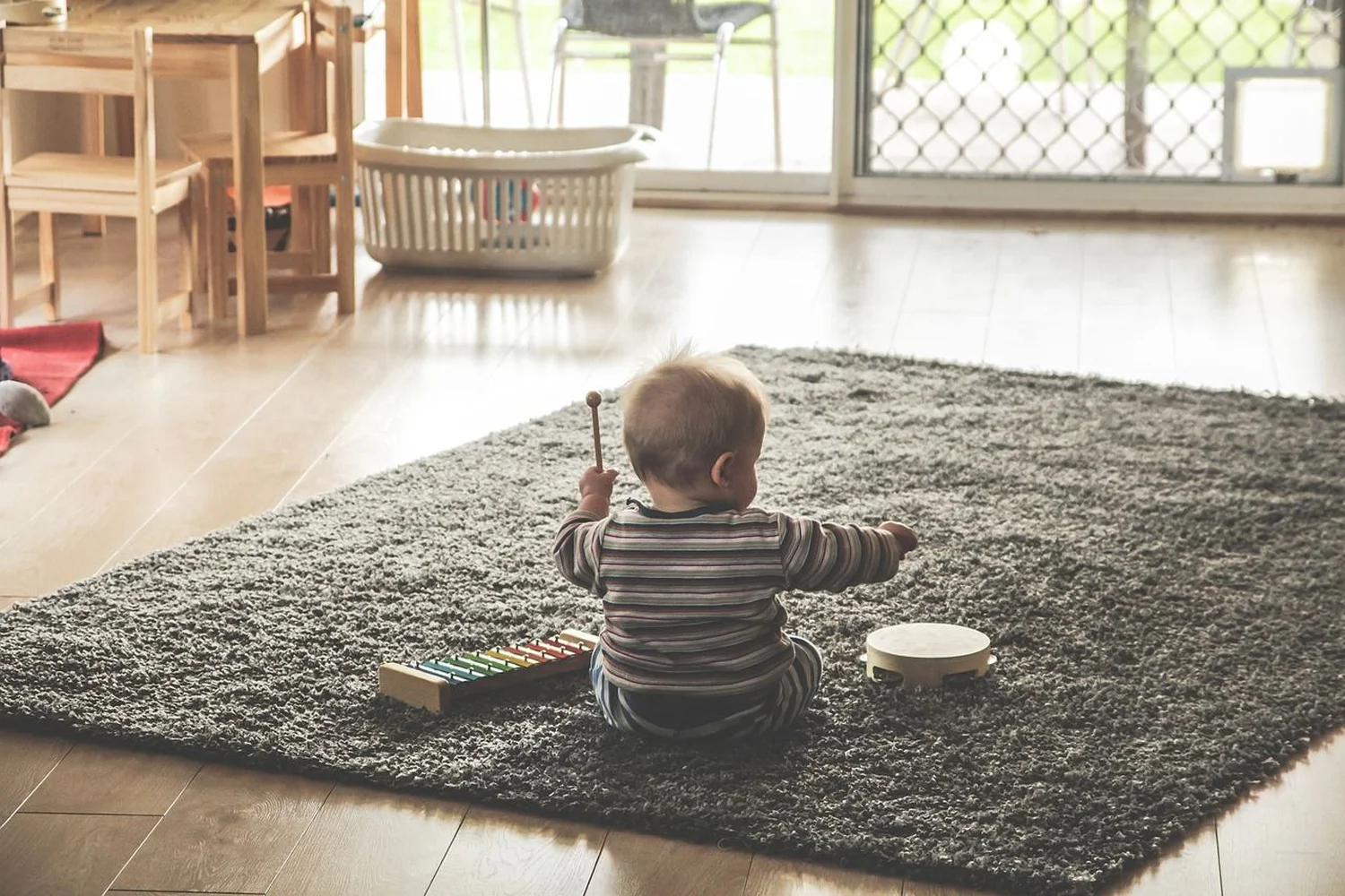 Ergotherapie Altstadt Spandau, ein Baby spielt mit Musikspielzeug
