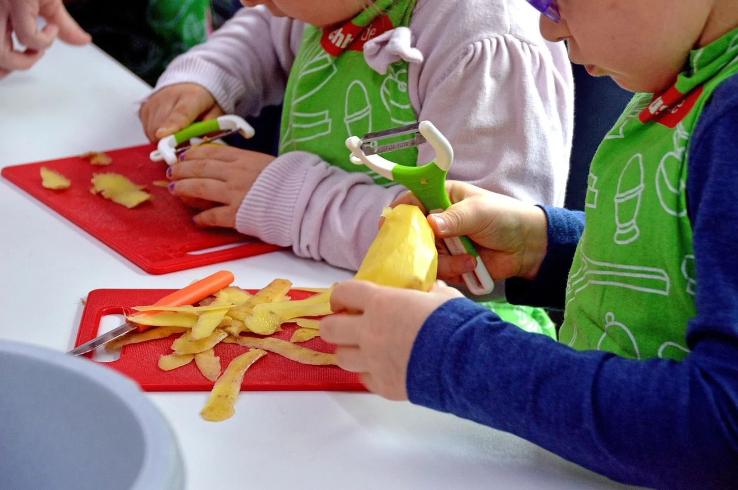 Ergotherapie Altstadt Spandau, Kinder schälen die Kartoffeln`