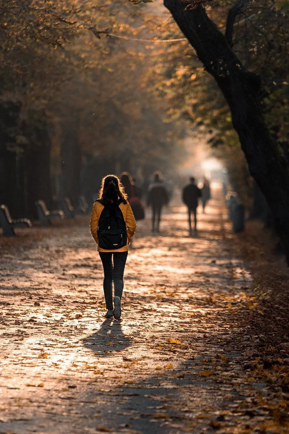 Ergotherapie Altstadt Spandau, ein Mädchen geht mit einem Schulranzen die Straße entlang